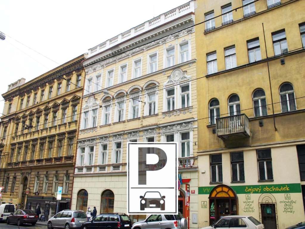 un gran edificio con una señal de estacionamiento delante de él en EA Hotel Tosca en Praga