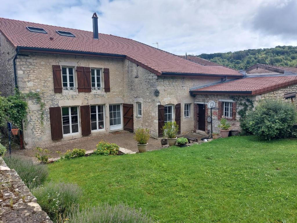 une maison en pierre avec une cour devant elle dans l'établissement Charmante maison de campagne, à Saint-Maurice-sous-les-Côtes