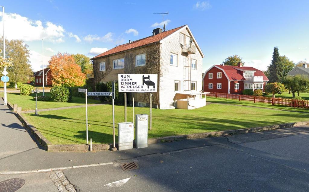 a street sign in front of a house at Vrigstad Rumshotell in Vrigstad