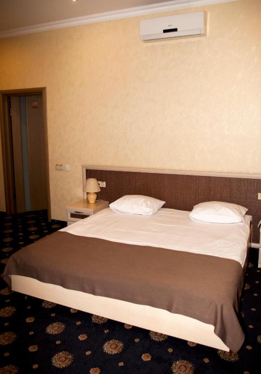 Postel nebo postele na pokoji v ubytování Gonchar Hotel