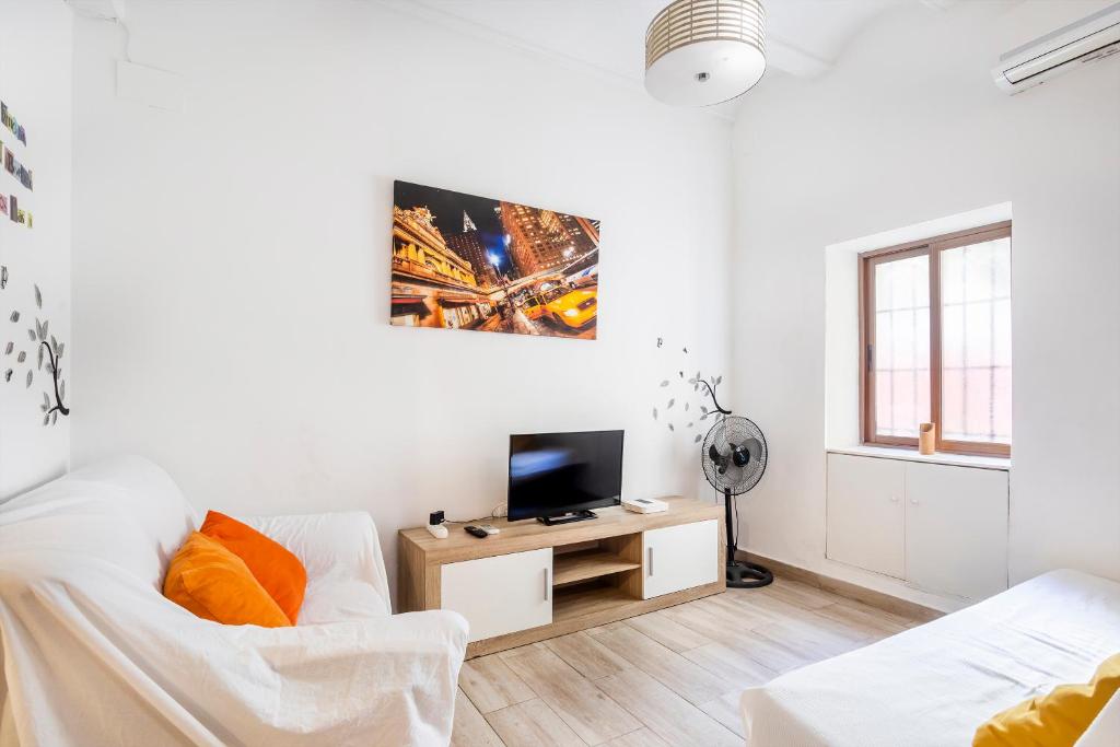 a white living room with a tv and a couch at APARTAMENTO DE ENSUEÑO in Valencia