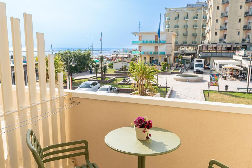 stół i krzesła na balkonie z widokiem na miasto w obiekcie Miomar Beach Hotel w Cesenatico