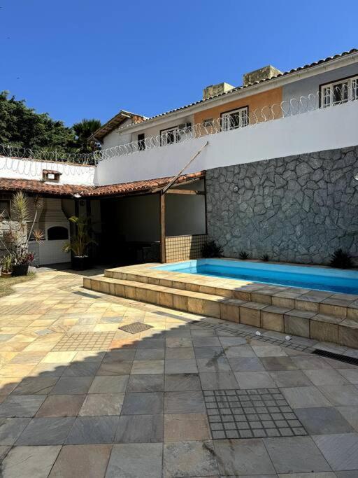 ein Haus mit Pool davor in der Unterkunft Casa com Piscina ao lado do Shopping in Cabo Frio