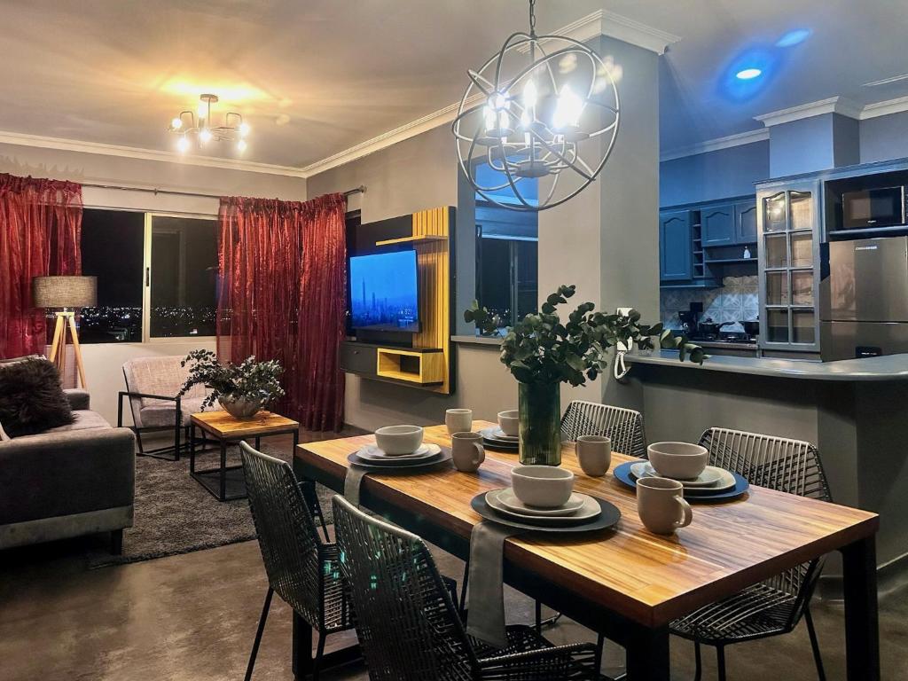 a dining room and living room with a table and chairs at Apartamento Estilo Industrial Moderno in Cali