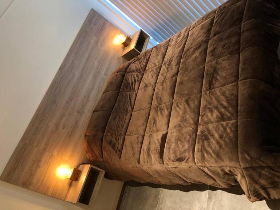 1 cama grande con 2 luces en la parte superior en Inigualable vista en Los Molinos in 