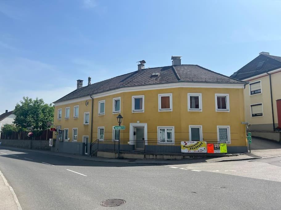 uma casa amarela ao lado de uma rua em 2 Schlafzimmer Apartment em Euratsfeld
