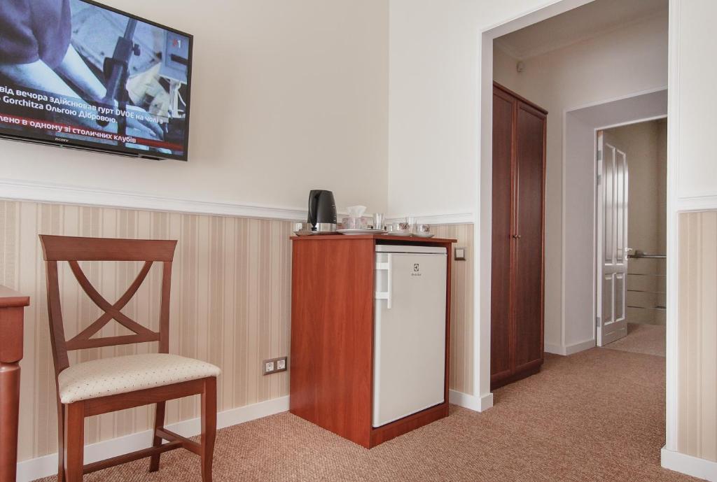 TV a/nebo společenská místnost v ubytování Consul Hotel Консул