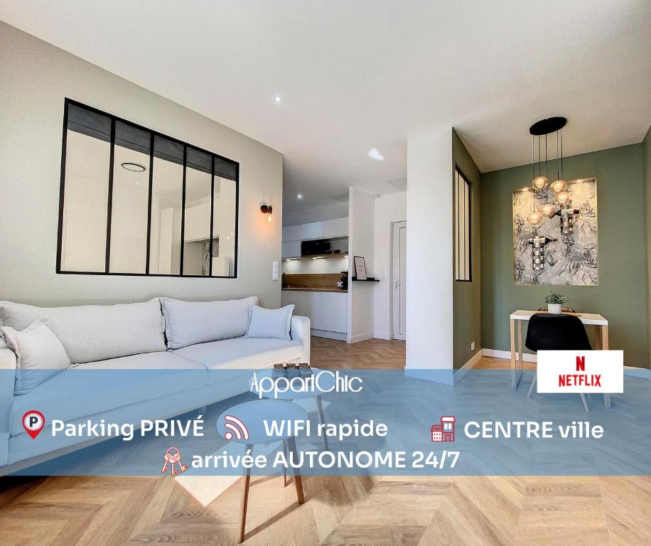 AppartChic - appartement standing - plein Centre & Parking privé في Créon: غرفة معيشة مع أريكة ومطبخ