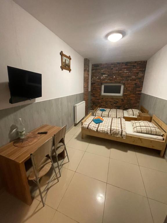 Televízia a/alebo spoločenská miestnosť v ubytovaní Pokoje w Moszczenicy U Pasonia
