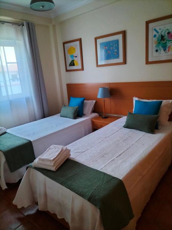 a bedroom with two beds and a window at Apartamento Alagoa Azul in Altura