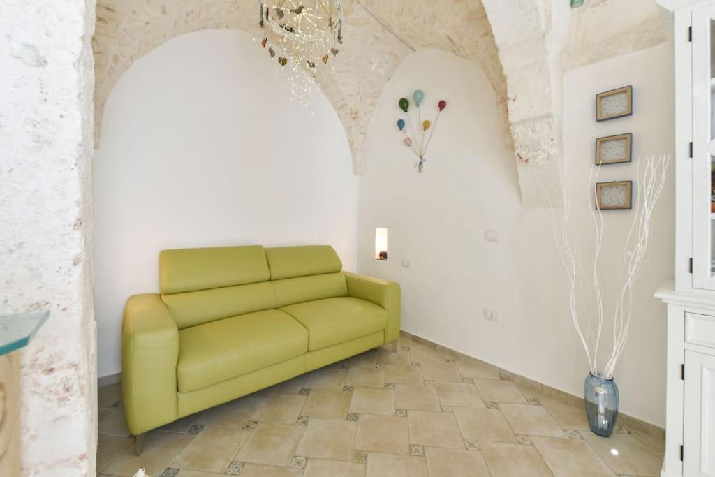 A seating area at Le Alcove del Leopardi