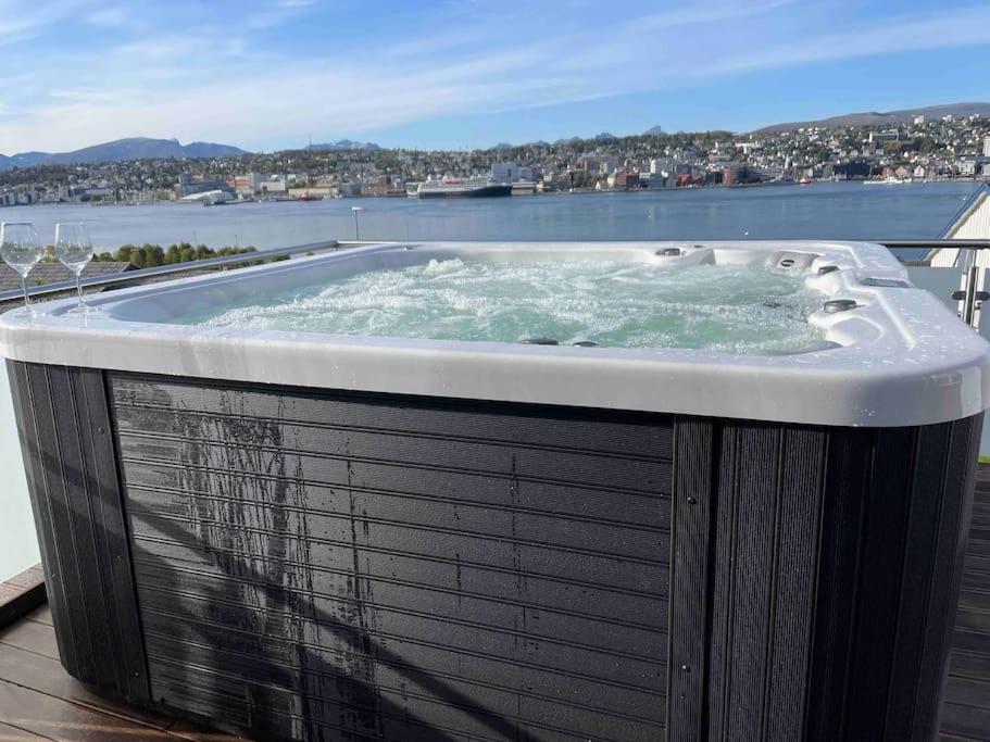 a hot tub on the roof of a building at Fantastisk utsikt, nært sentrum in Tromsø