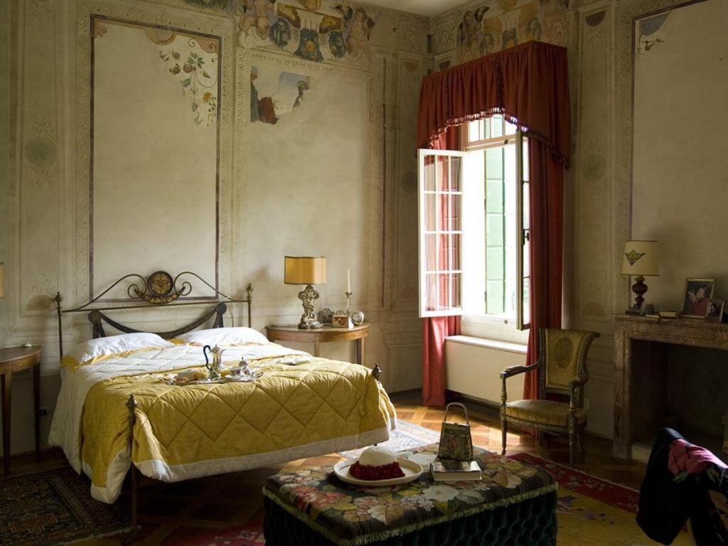 a bedroom with a bed and a window at Villa Pisani Bolognesi Scalabrin in Vescovana