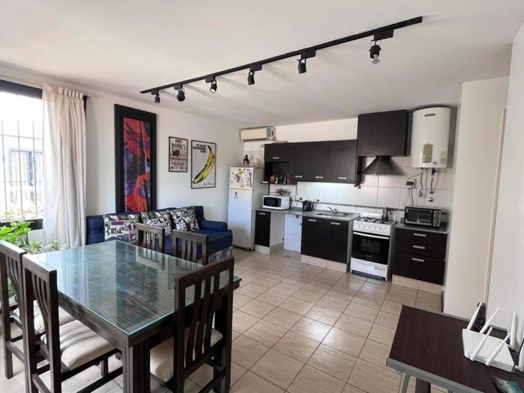 Kuchyň nebo kuchyňský kout v ubytování Departamento en Mendoza con cochera