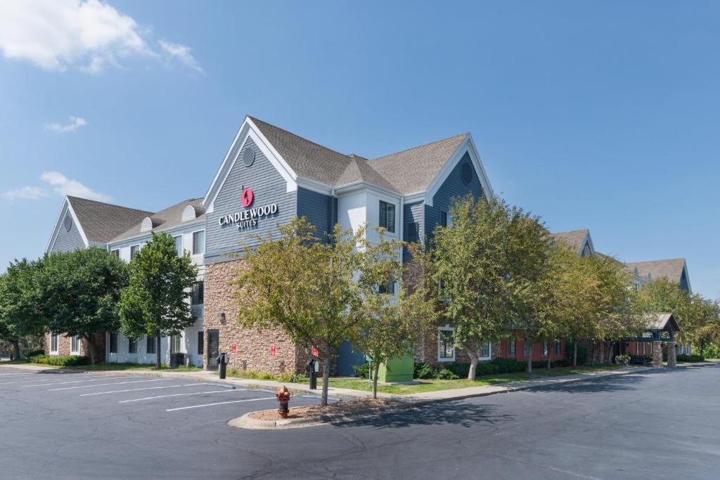 un bâtiment dans une rue avec un parking dans l'établissement Candlewood Suites Eagan - Mall of America Area, an IHG Hotel, à Eagan