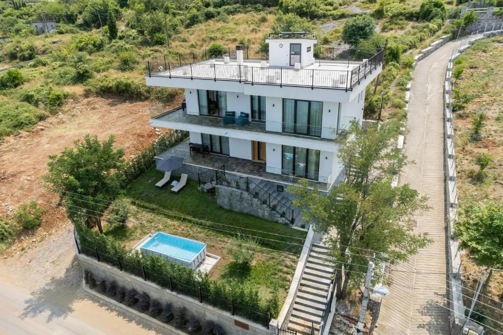 uma vista aérea de uma casa branca com uma piscina em Villa Florale em Široka