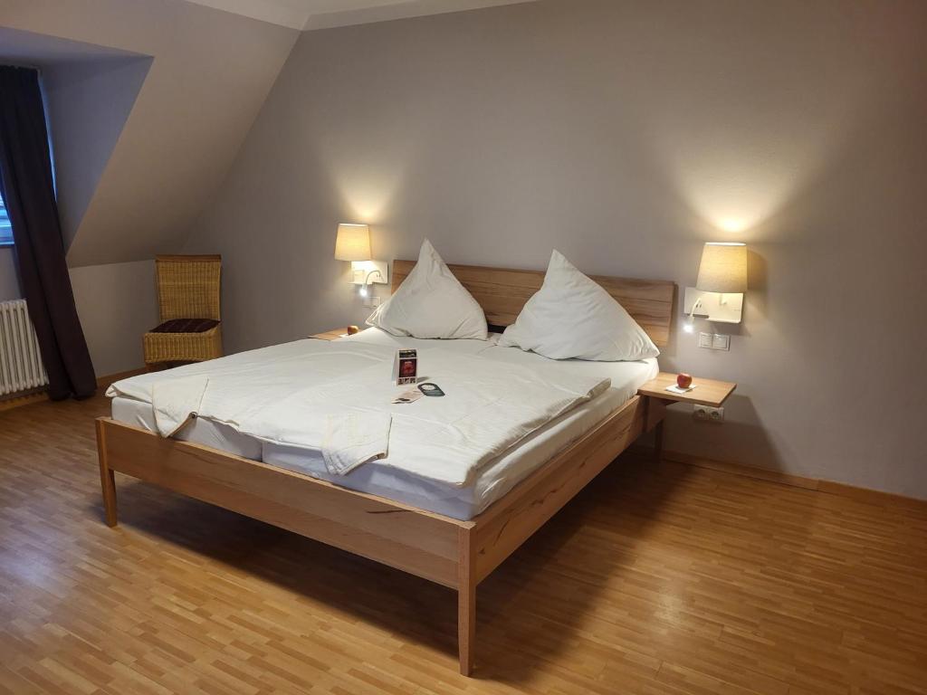 Postel nebo postele na pokoji v ubytování Hotel & Café Ritter von Böhl