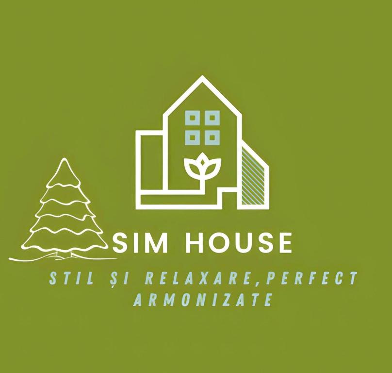 une maison avec un arbre et un arbre de Noël dans l'établissement Sim House, à Gura Humorului