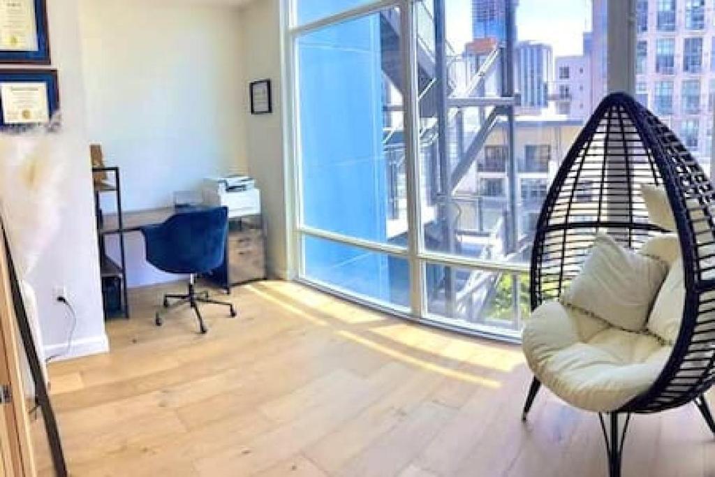 رزرو هتل و هاستل، Luxe 1BR plus Den در نزدیکی Little Italy Gem, رزرو هتل و هتل آپارتمان