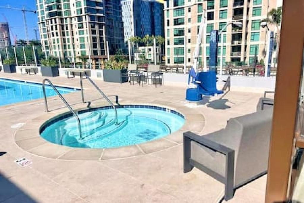 رزرو هتل و هاستل، Luxe 1BR plus Den در نزدیکی Little Italy Gem, آژانس هواپیمایی آسمان سپید