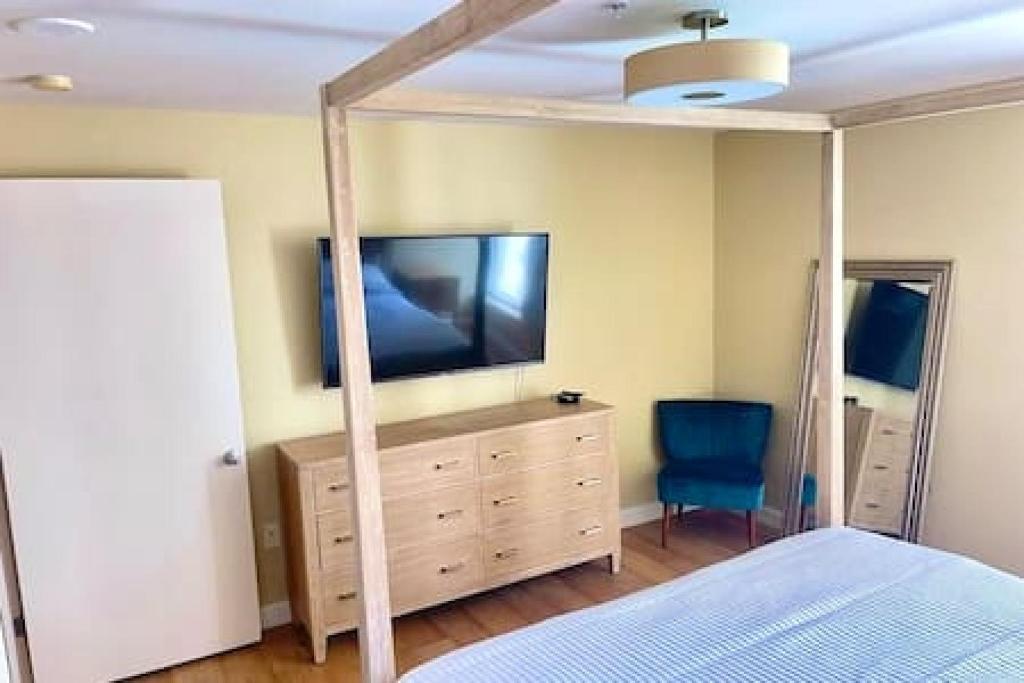 رزرو هتل، Luxe 1BR plus Den در نزدیکی Little Italy Gem، آژانس مسافرتی آسمان سپید