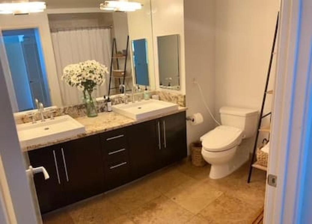 Luxe 1BR plus Den در نزدیکی Little Italy Gem, آژانس هواپیمایی آسمان سپید