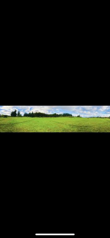 una vista de un campo con un campo verde en Casa mantul, en Parral