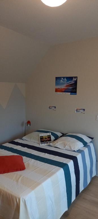 deux lits côte à côte dans une chambre dans l'établissement Saint Georges, à Villaines-sous-Lucé