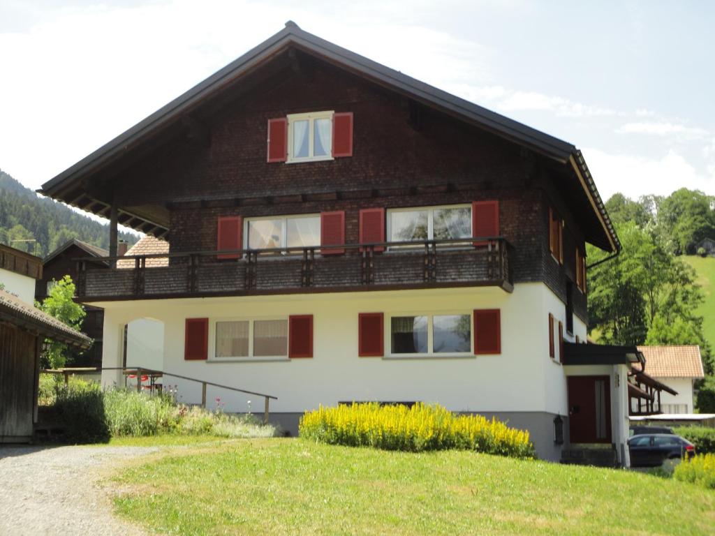 una casa con un balcón en el lateral. en Haus Mellenbach, en Mellau