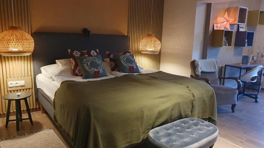 1 dormitorio con 1 cama, mesa y sillas en Prosecco Apartman en Balatonfüred
