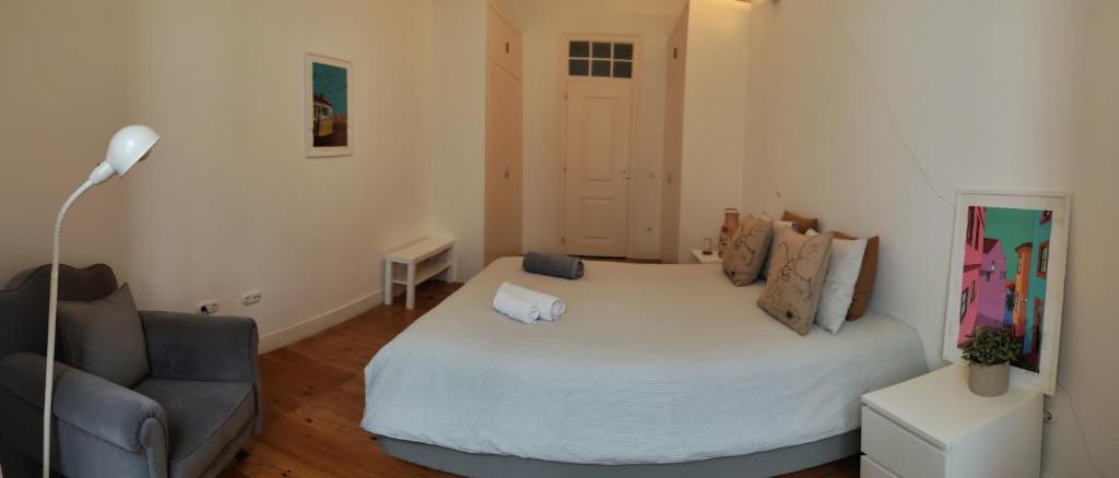 Ein Bett oder Betten in einem Zimmer der Unterkunft Quarto no Chiado centro de Lisboa