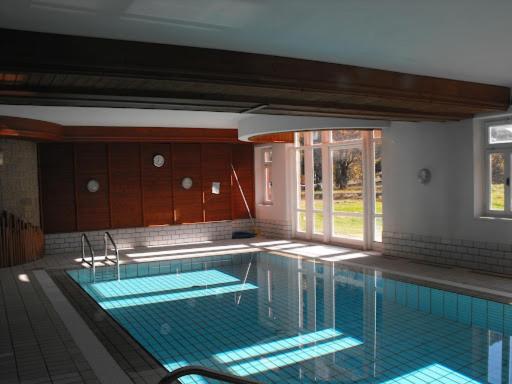 ein großer Pool mit großem Pool in der Unterkunft appartamento 022G Hotel Ploner in Toblach