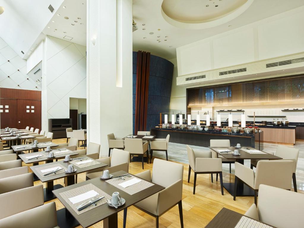 a restaurant with tables and chairs and a bar at Hotel The Celestine Tokyo Shiba in Tokyo