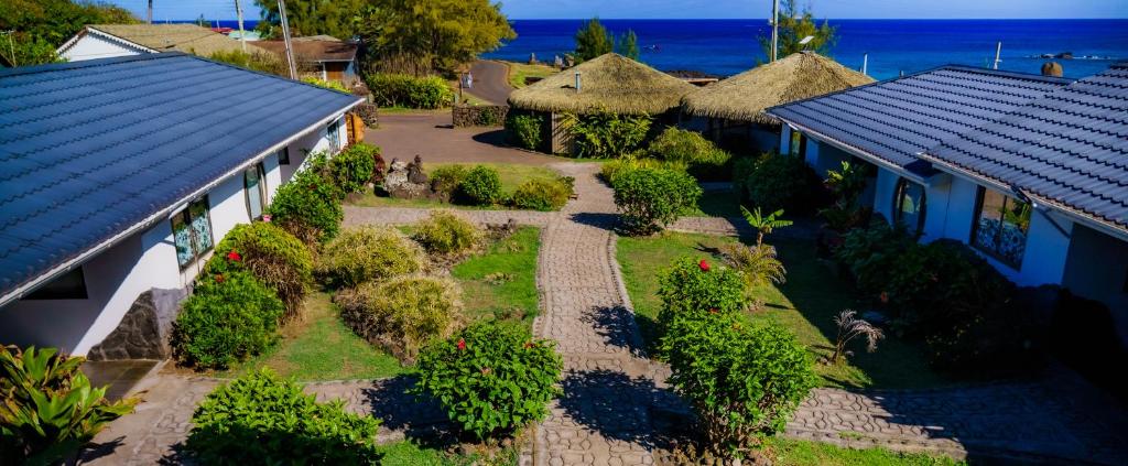 einen Blick über ein Haus mit Garten in der Unterkunft Matariki Sunset Apart Hotel in Hanga Roa