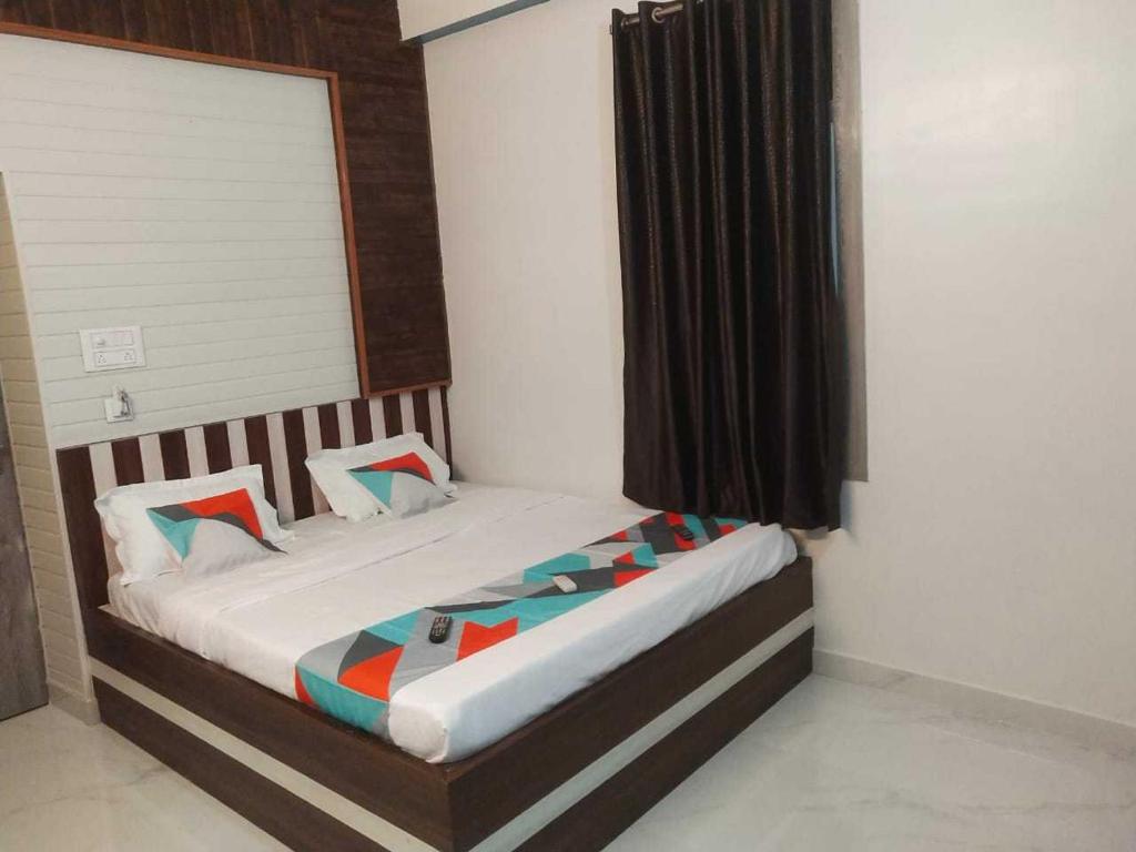 a bedroom with a bed in a room at OYO Hotel Swarna Palace in Patna
