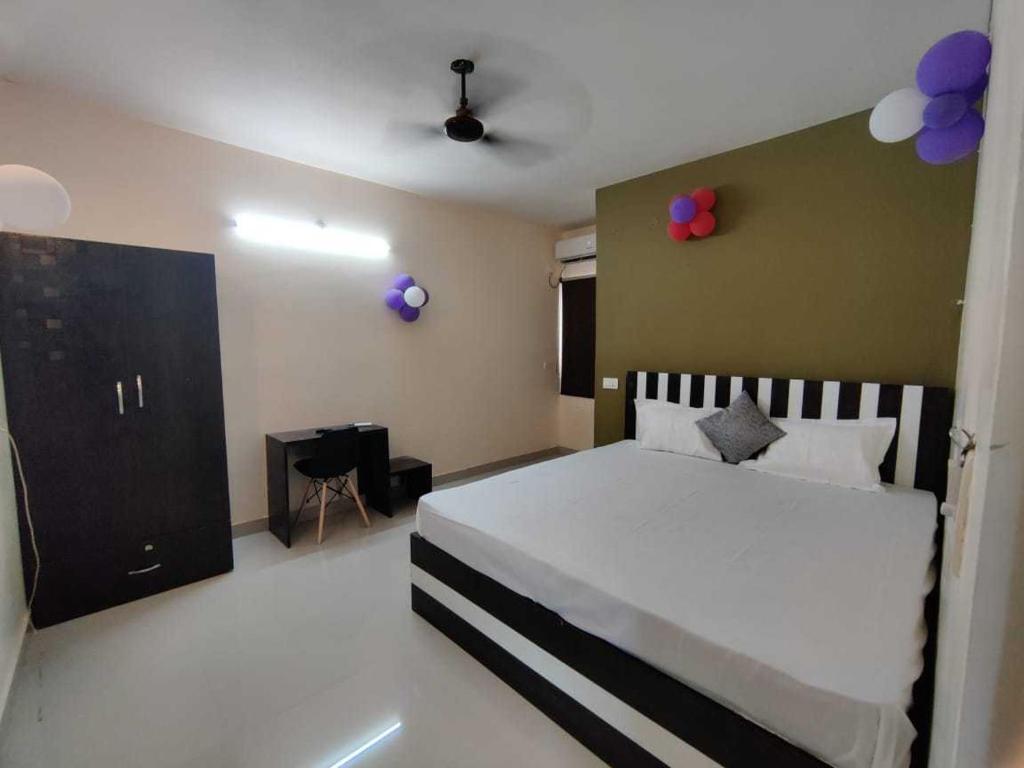 a bedroom with a bed with balloons on the wall at OYO Hotel Swarna Palace in Patna