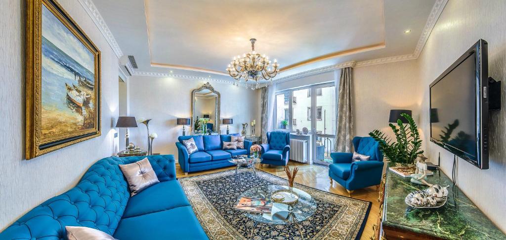 Televízia a/alebo spoločenská miestnosť v ubytovaní B&P Maine Street Apartments