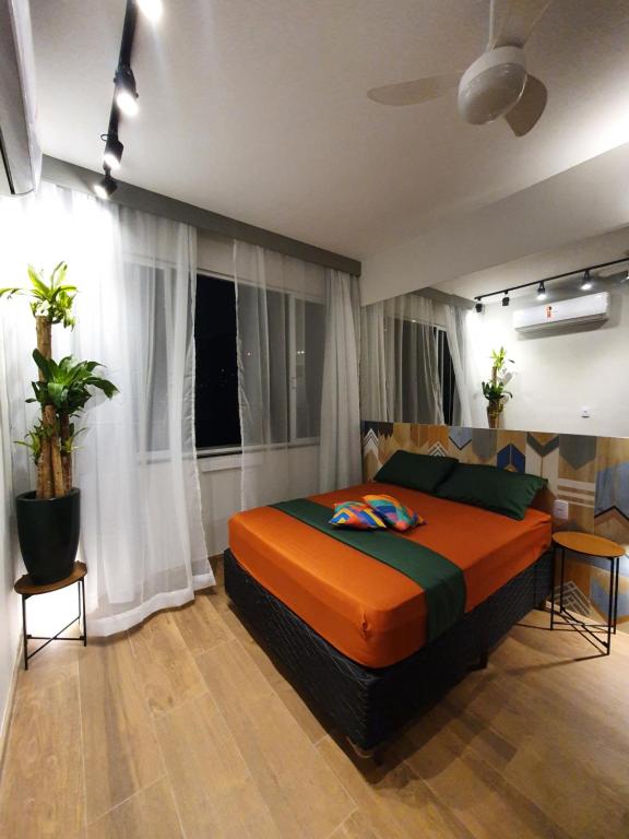 Un dormitorio con una cama grande y una ventana en Apartamento Studio completo Copacabana 1 quadra da praia com garagem, en Río de Janeiro
