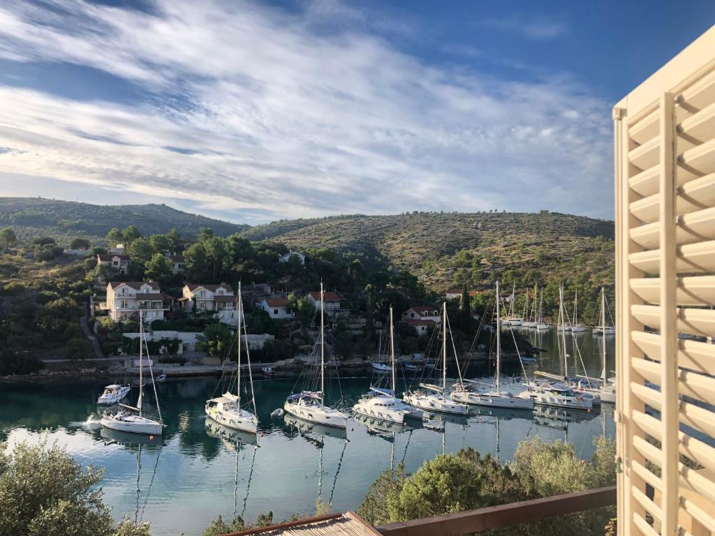 Un tas de bateaux sont amarrés dans un port dans l'établissement Apartments Villa More 3 Apartments 4-4-6 Beds, à Bobovišća