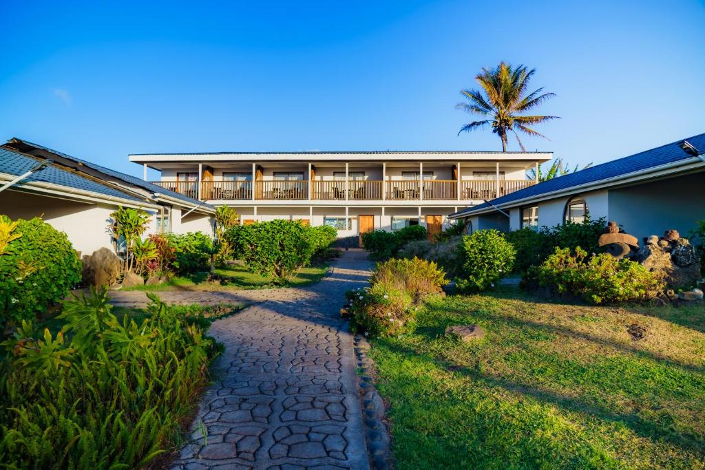 una casa con una palmera delante de ella en Matariki Sunset Apart Hotel, en Hanga Roa