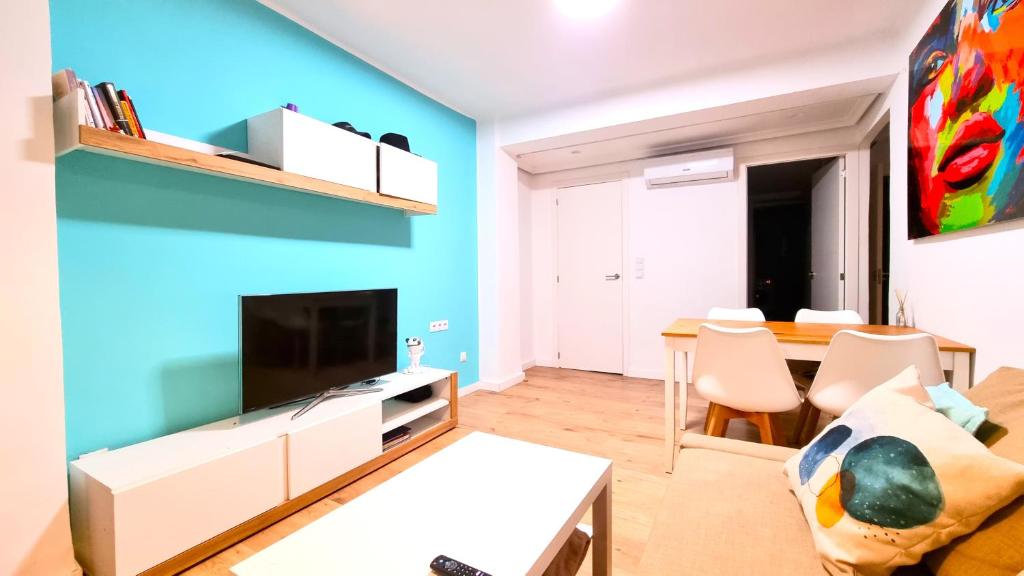 バレンシアにあるExclusive Guest Room Experience in Cozy & Modern Apartment - No other guestsの青いアクセントの壁のリビングルーム