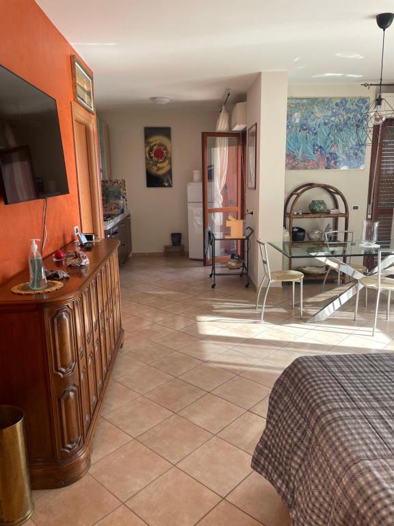 sala de estar con TV y comedor en Casavacanze Valleverde a Mosciano Sant'Angelo en Mosciano SantʼAngelo