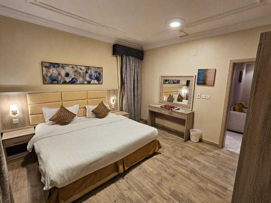 a hotel room with a large bed and a bathroom at ليله ود للشقق المخدومة - Laylt wed in Jeddah