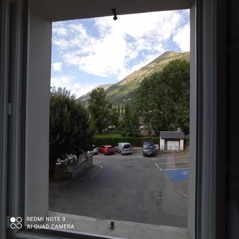 une fenêtre avec vue sur un parking dans l'établissement Évasion à Luz, à Luz-Saint-Sauveur