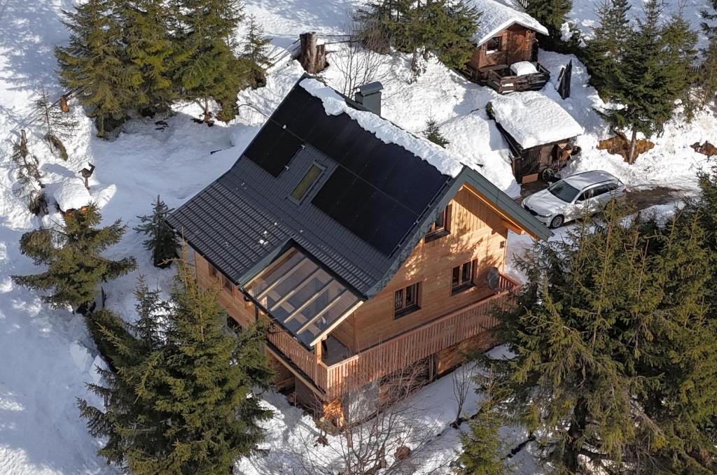 eine Luftansicht eines schneebedeckten Hauses in der Unterkunft ALMNEST - LACHTAL in Lachtal