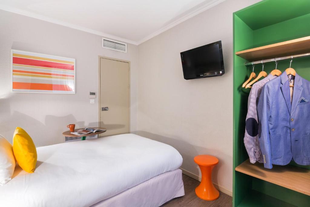 Postel nebo postele na pokoji v ubytování Matabi Hotel Toulouse Gare by HappyCulture