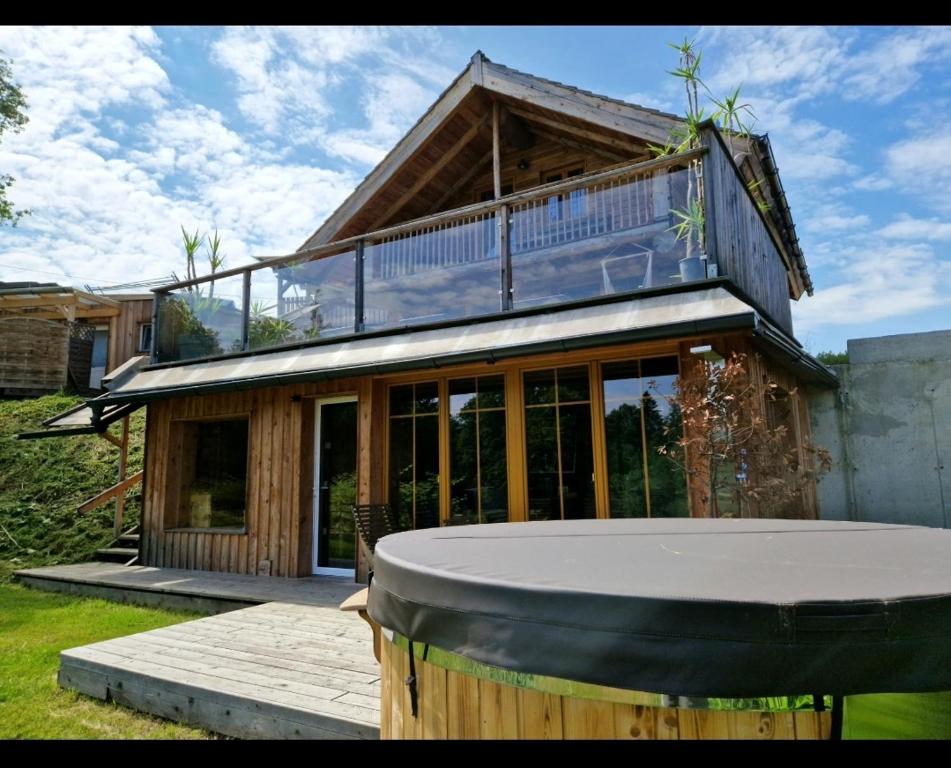 una casa con balcone sopra di Naturstammhaus Pauker a Klagenfurt