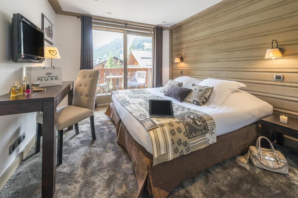 TV a/nebo společenská místnost v ubytování Hotel La Chaudanne