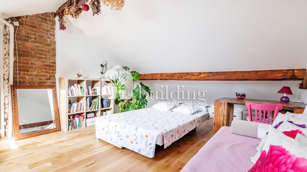 Un dormitorio con una cama y un escritorio con espejo. en Master and kids bdrs separated from rest of the house, en París