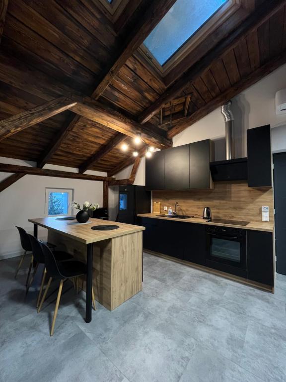 cocina con mesa de madera en una habitación en Parkcity Katowice Bogucice en Katowice